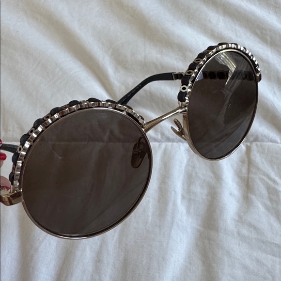 NEW CHANEL ROUND SUNGLASSES WITH CHAIN TRIM DETAIL - Picture 8 of 11